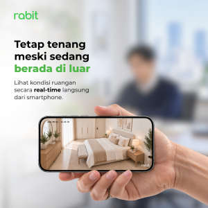 eseorang memegang smartphone menampilkan rekaman real-time area kamar tidur dari kamera CCTV Rabit PTZ A
